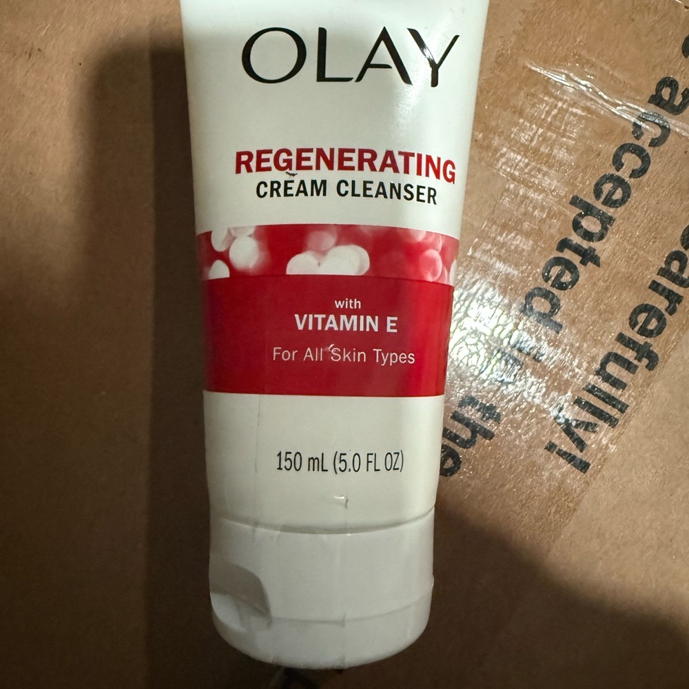 OLAY Regenerating Cream Cleanser - Red & White